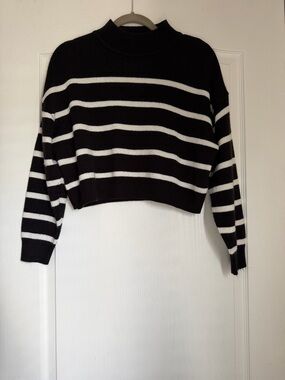 H&M Black & White Striped Cropped Sweater Size Medium